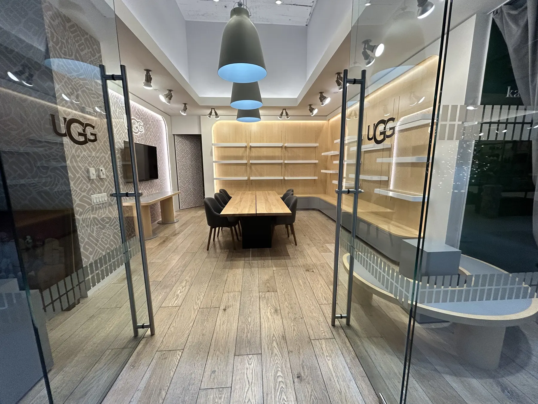 UGG Showroom / meeting environment project view 1