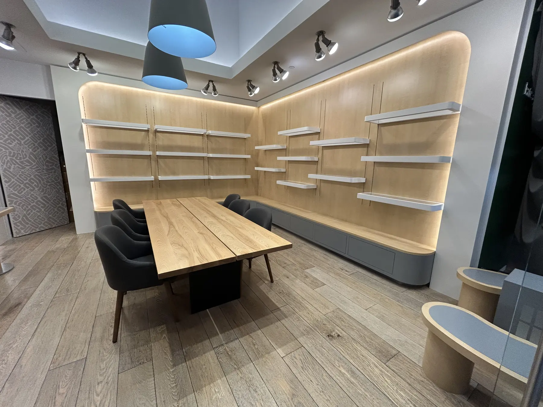 UGG Showroom / meeting environment project view 2