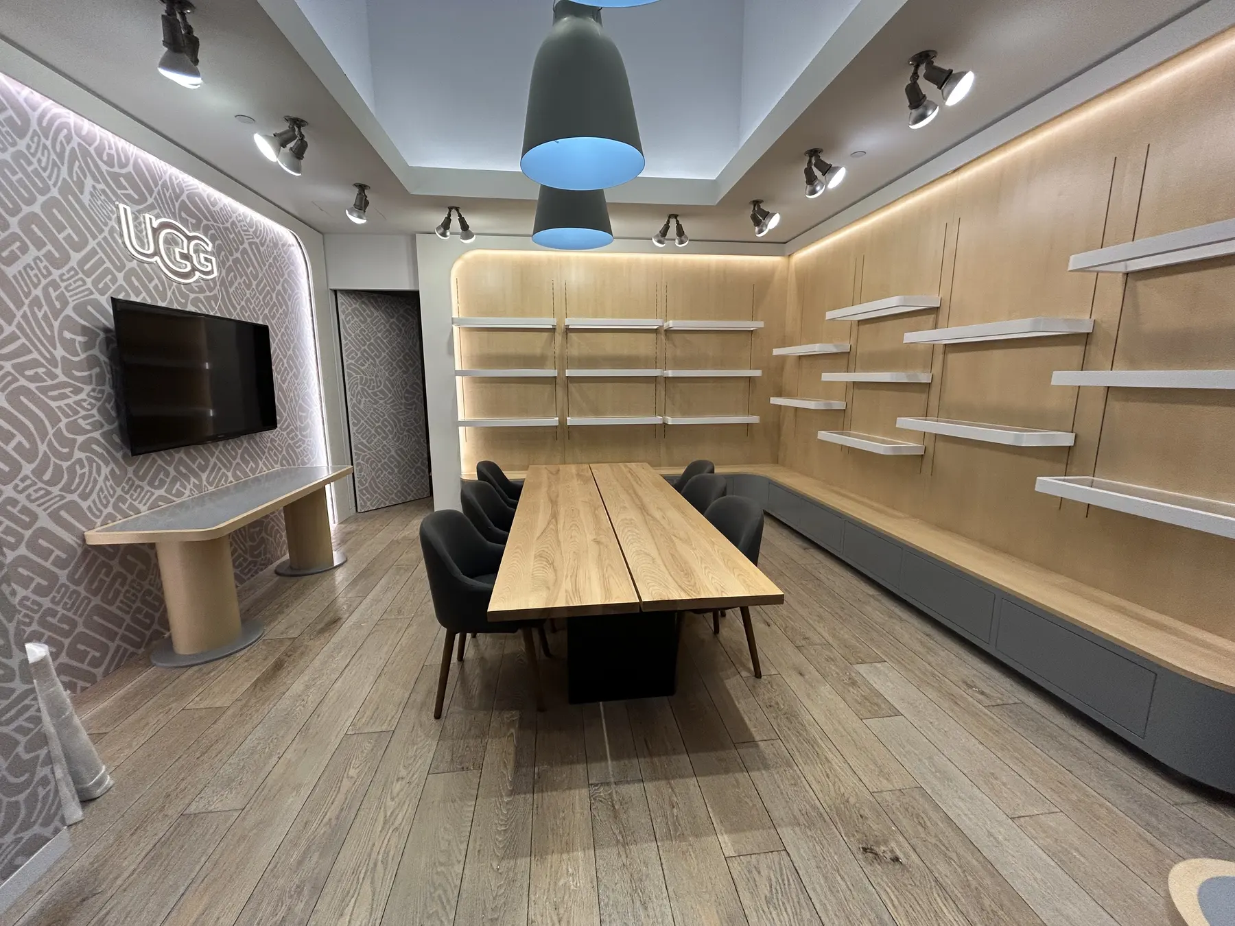UGG Showroom / meeting environment project view 3