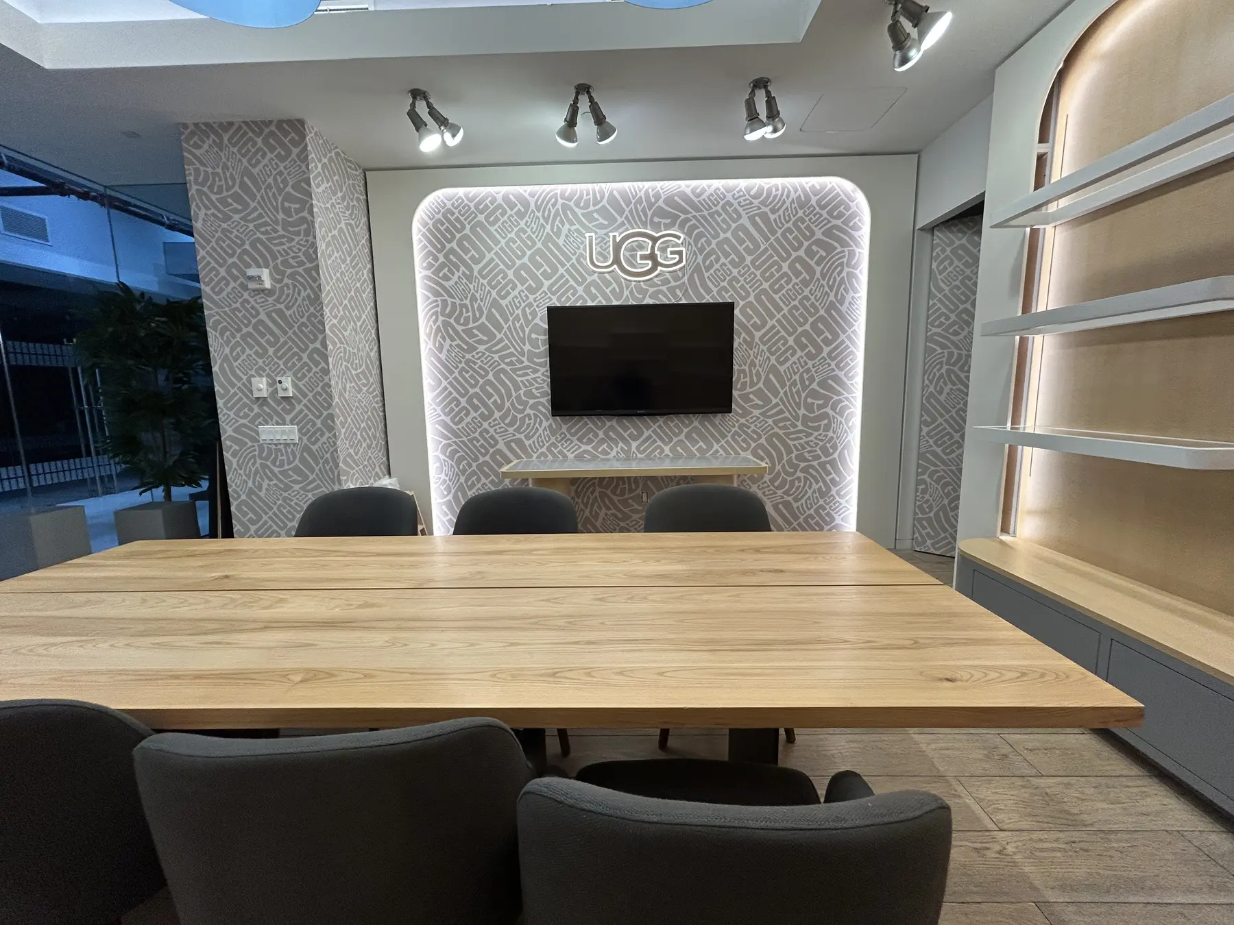 UGG Showroom / meeting environment project view 4